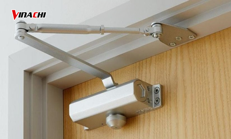 Tay co giúp giữ cửa luôn đóng, giảm lực tác động lên cửa