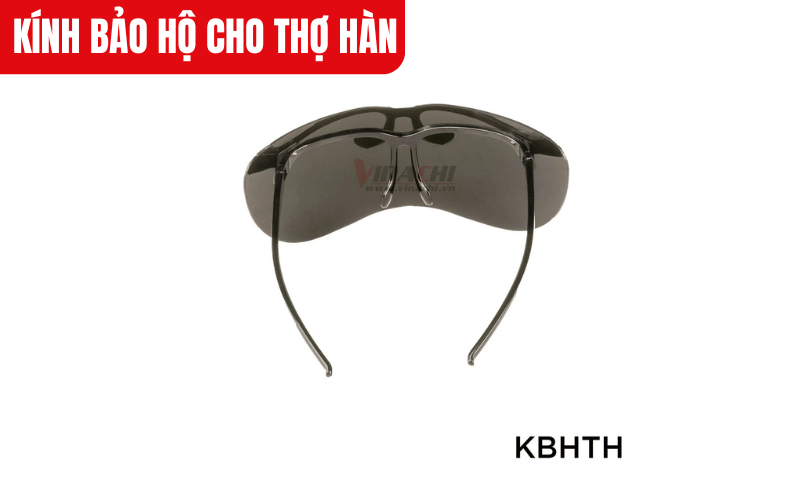 Nên thay kính khi tròng bị trầy xước nghiêm trọng, nứt vỡ hoặc gọng bị hỏng
