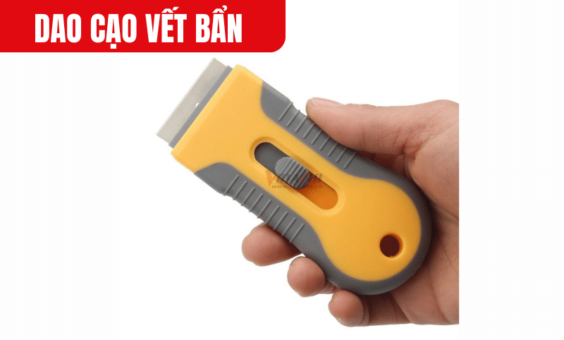 Khi thay lưỡi dao, nhấn nút bấm trên cán để tháo lưỡi cũ ra