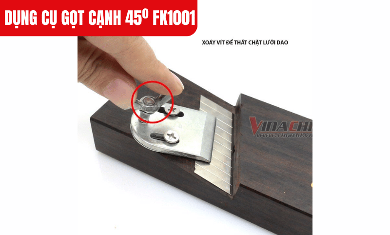 Khi lắp, căn chỉnh lưỡi dao sao cho góc cắt 45 độ phù hợp với rãnh chữ V trên tay cầm