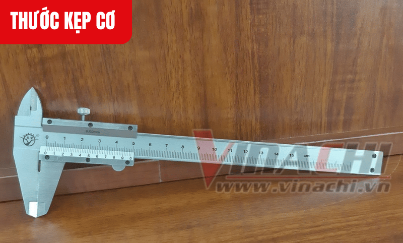 Hàm kẹp không khít, có khe hở nhỏ do chốt vặn bị mòn, lỏng
