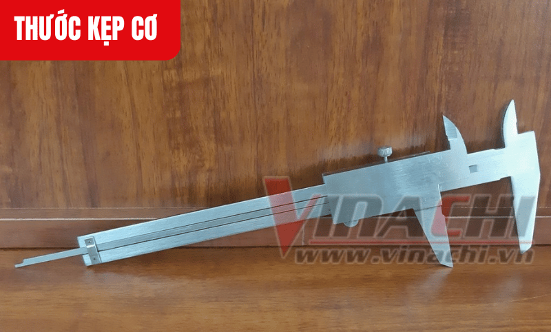 Đảm bảo thước sạch sẽ, không dính dầu mỡ hoặc bụi bẩn, hai hàm kẹp có bị cong, mẻ hay không trước khi đo