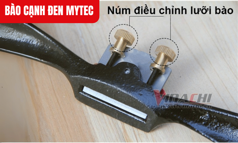 Bào cạnh đen Mytec trang bị sẵn các ốc vít điều chỉnh độ sâu của lưỡi bào linh hoạt