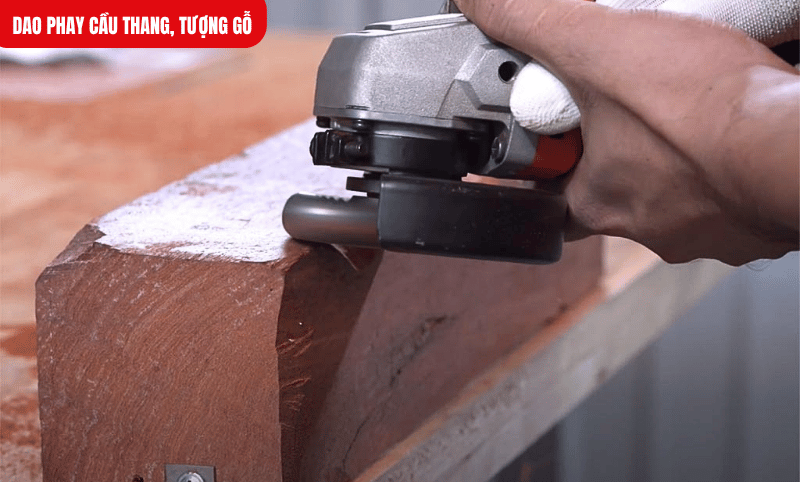 Chất liệu thép bền chắc, hạn chế mẻ lưỡi khi gặp vân gỗ cứng hoặc gỗ lâu năm