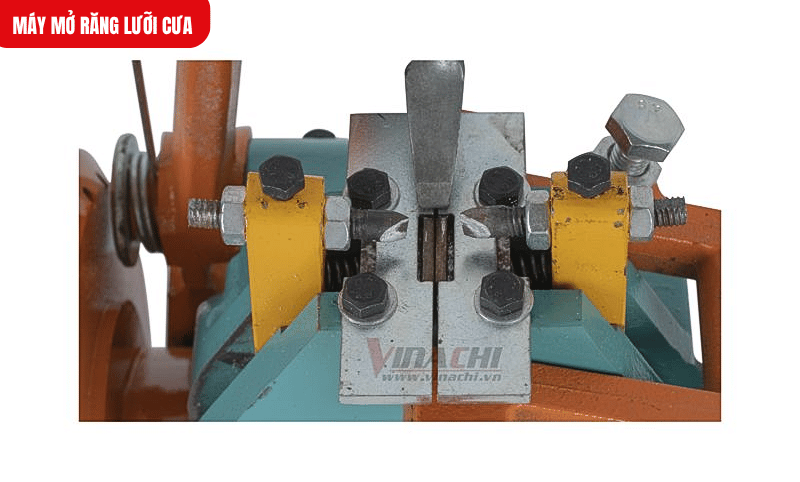 Máy mở răng lưỡi cưa vận hành đơn giản bằng tay quay, không phụ thuộc vào nguồn điện
