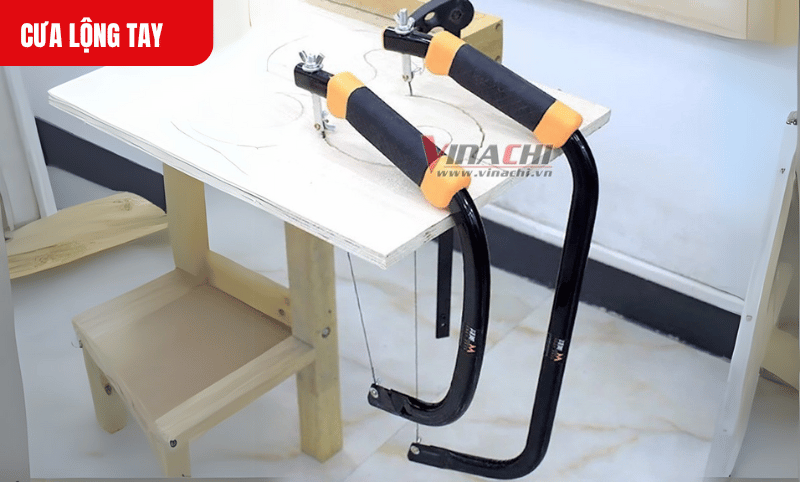 Đặt lưỡi cưa vào điểm bắt đầu của đường cắt, di chuyển cưa theo chiều lên xuống nhịp nhàng, đều đặn