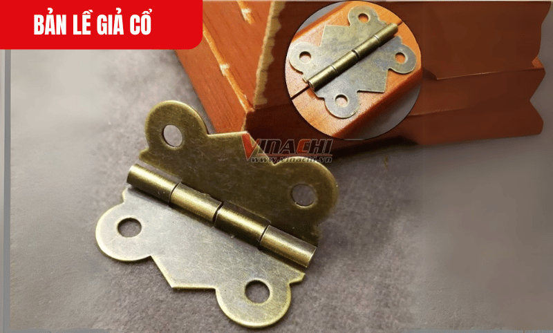 Bản lề giả cổ có kiểu dáng cánh bướm, mạ màu vàng thau sang trọng, mang đậm phong cách cổ điển