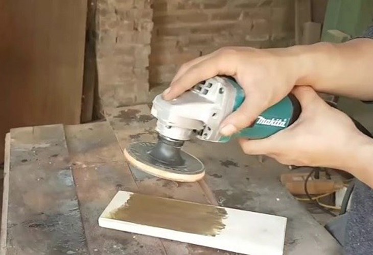 Sửa cửa gỗ bị cong vênh bằng máy cắt hoặc giấy nhám