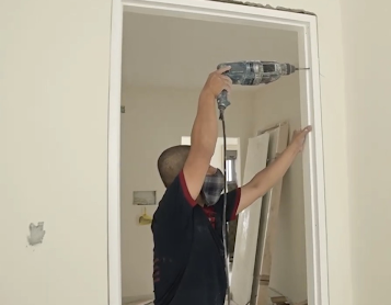 Việc lắp đặt cửa đúng cách giúp hạn chế sự cong vênh một cách tối đa