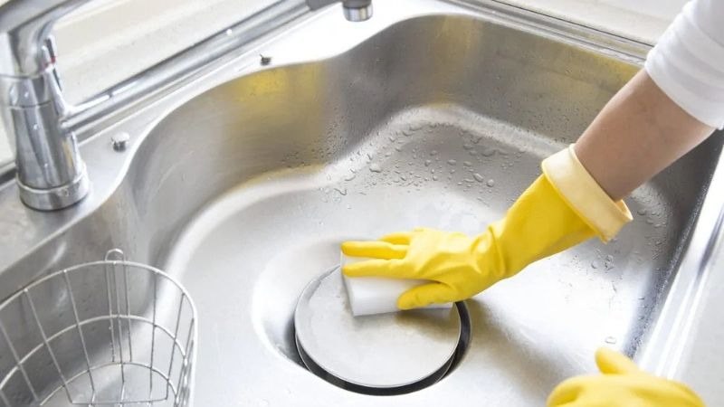 Cách làm sạch bồn rửa bát bằng baking soda và giấm