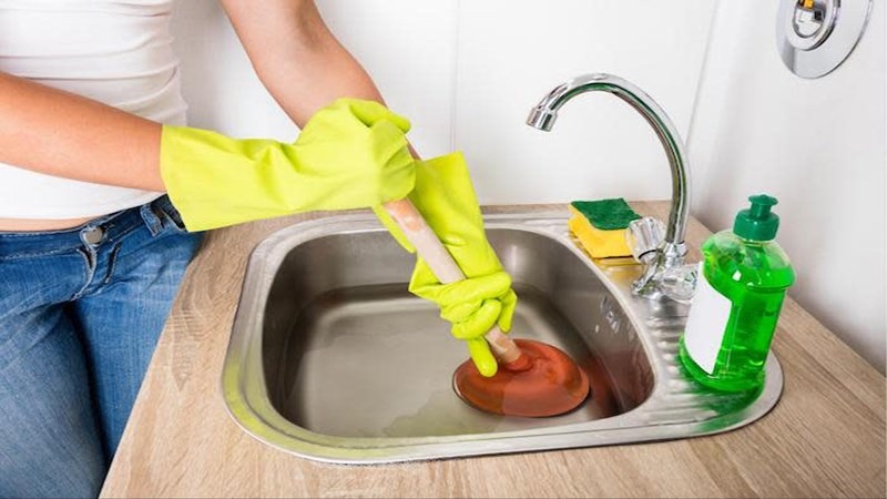 Làm sạch bồn rửa bát inox bị ố với hóa chất chuyên dụng
