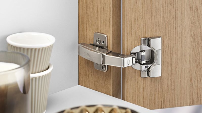 Làm sạch bề mặt khi lắp bản lề