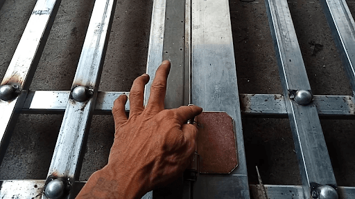 Bảo dưỡng mối hàn bản lề cửa sắt thường xuyên giúp tăng tuổi thọ bản lề