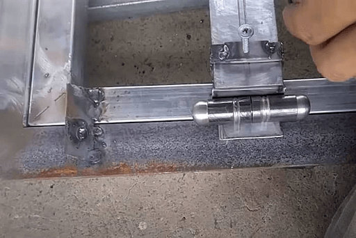 Các bước trong kỹ thuật hàn bản lề cửa sắt