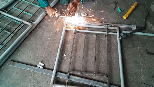 Kỹ thuật hàn bản lề cửa sắt chính xác nhanh chóng