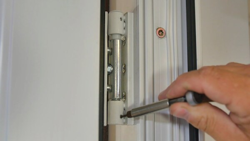 Thay bản lề cửa nhôm dễ dàng tại nhà