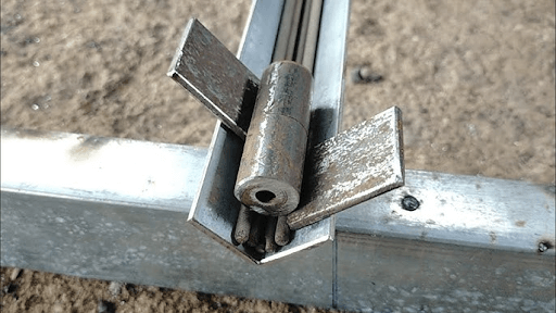 Vệ sinh bản lề trước khi hàn để mối hàn được chắc chắn hơn