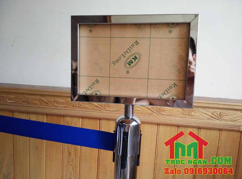 Bang thong bao gan dau cot chan inox size A4 inox trang nam ngang (Anh that 2)_ Hang san kho Truc Ngan.jpg