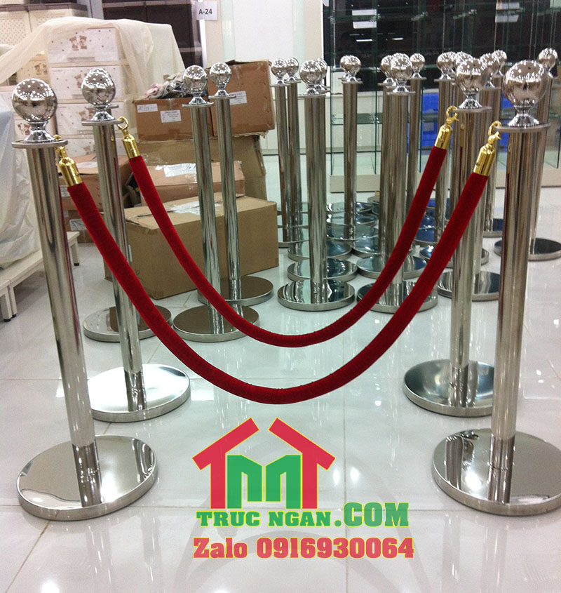 Cot chan, tru chan inox trang bong tron, cot chan su kien_ Cot chan Bac moc day nhung do khoa trang.jpg