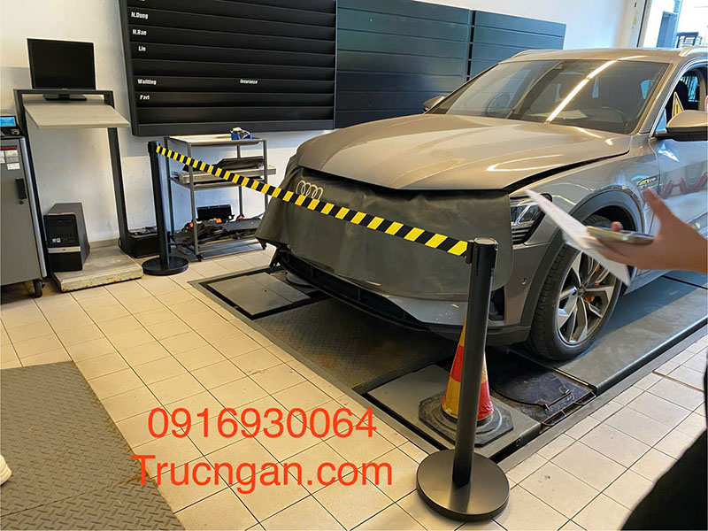 Cot chan inox DEN, cot Den, day xoc den vang, Cot chan day cang xoc den vang canh bao nguy hiem.jpg