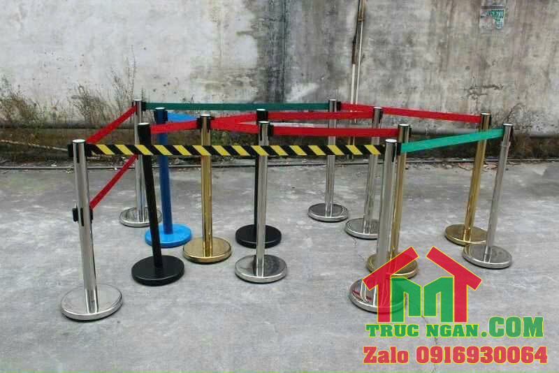 Cot chan inox day keo cang, day don sac, day xoc den vang canh bao sang kho.JPG