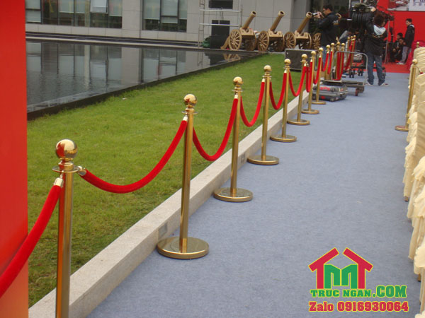 Cot chan inox vang day chung _ Cot chan inox day nhung do khoa vang tai trien lam.jpg