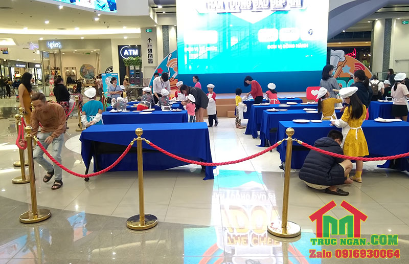Cot chan inox vang day chung _ Cot chan inox vang day xoan do tai trung tam thuong mai.jpg