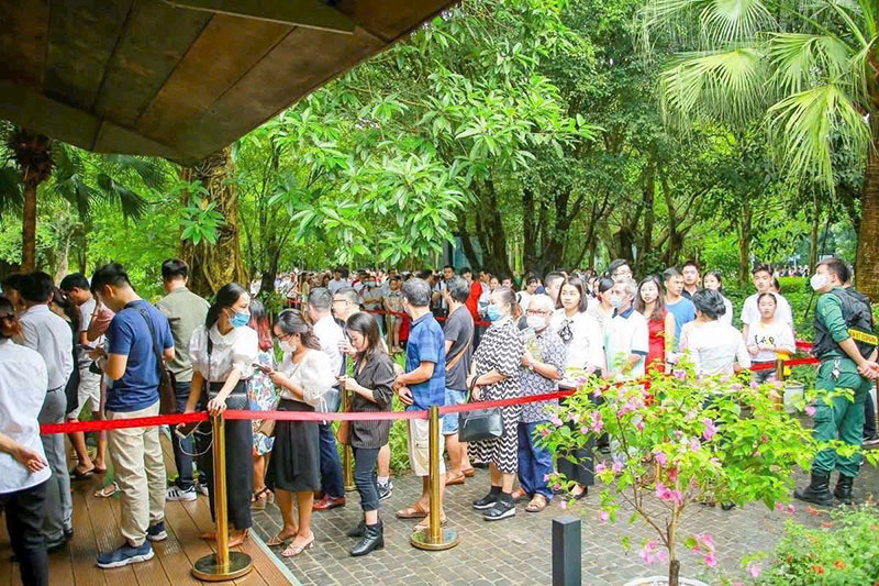 Cot chan inox vang day do, cot chan xep hang, phan lan mem.JPG