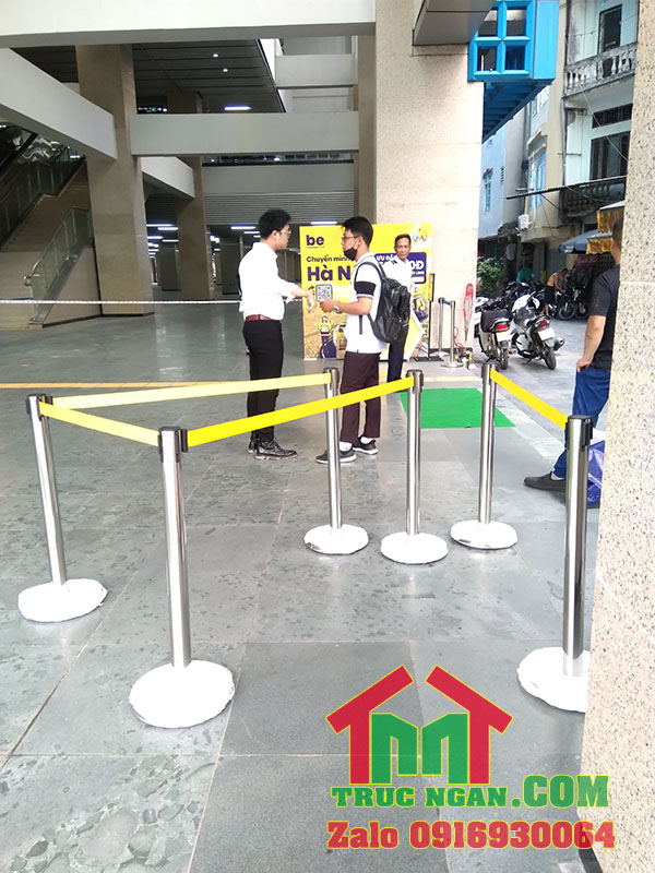 Cot chan inox trang, day keo cang mau vang thuong hieu BE, Co the in noi dung len day.jpg