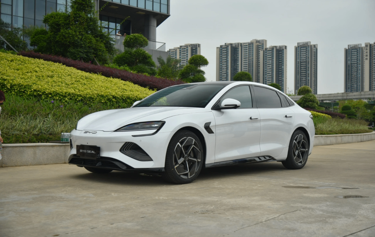BYD Seal sắp về Việt Nam, bộ ảnh thực tế này cho thấy mẫu sedan ngang cỡ Camry này có gì 'hot' để chờ đợi