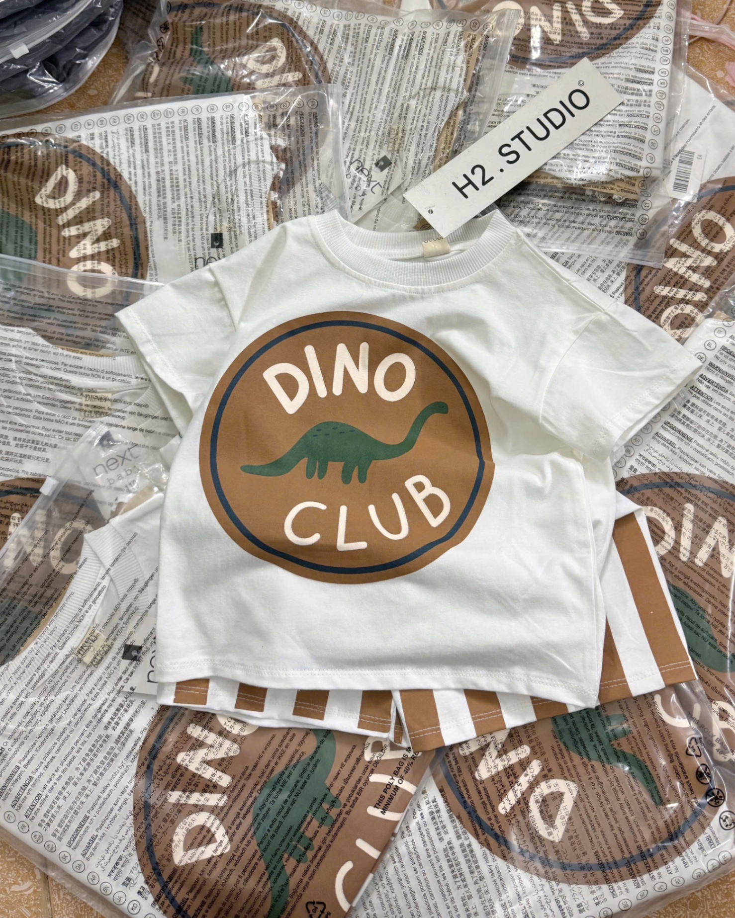 BỘ ĐÙI CỘC TRẮNG QUẦN SỌC CHỮ DINO