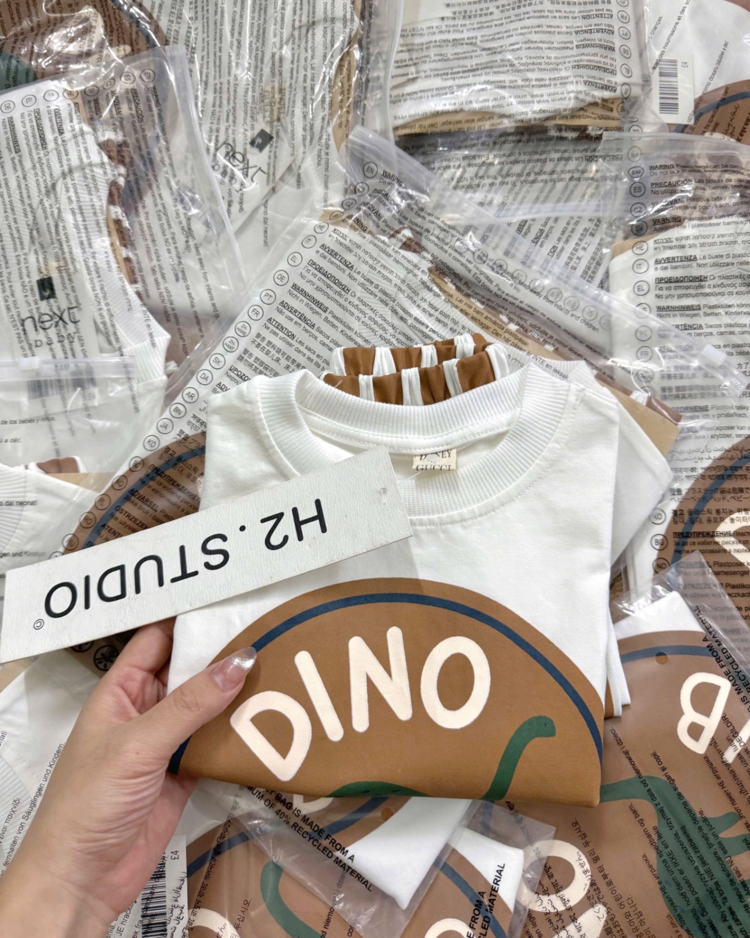 BỘ ĐÙI CỘC TRẮNG QUẦN SỌC CHỮ DINO