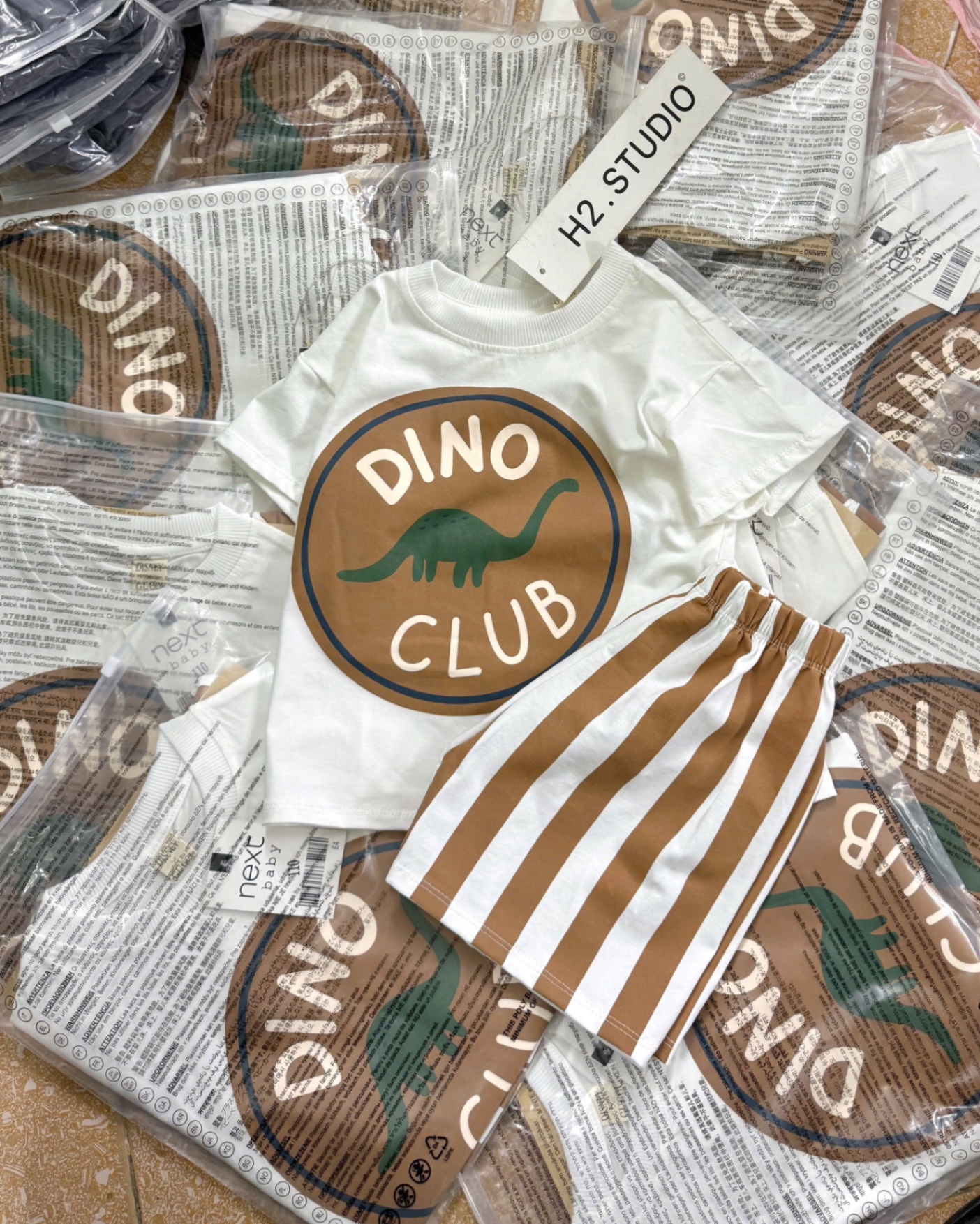 BỘ ĐÙI CỘC TRẮNG QUẦN SỌC CHỮ DINO