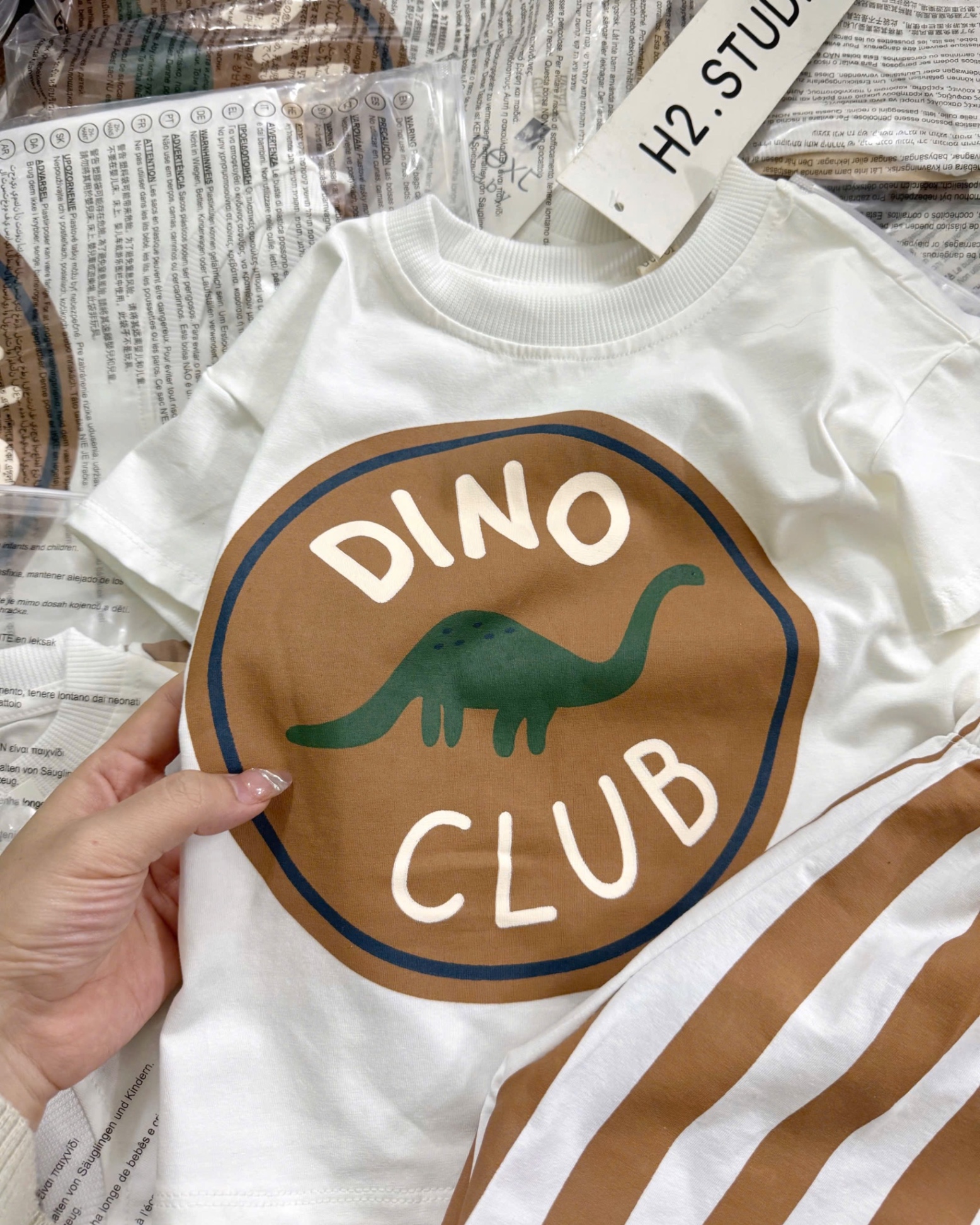 BỘ ĐÙI CỘC TRẮNG QUẦN SỌC CHỮ DINO