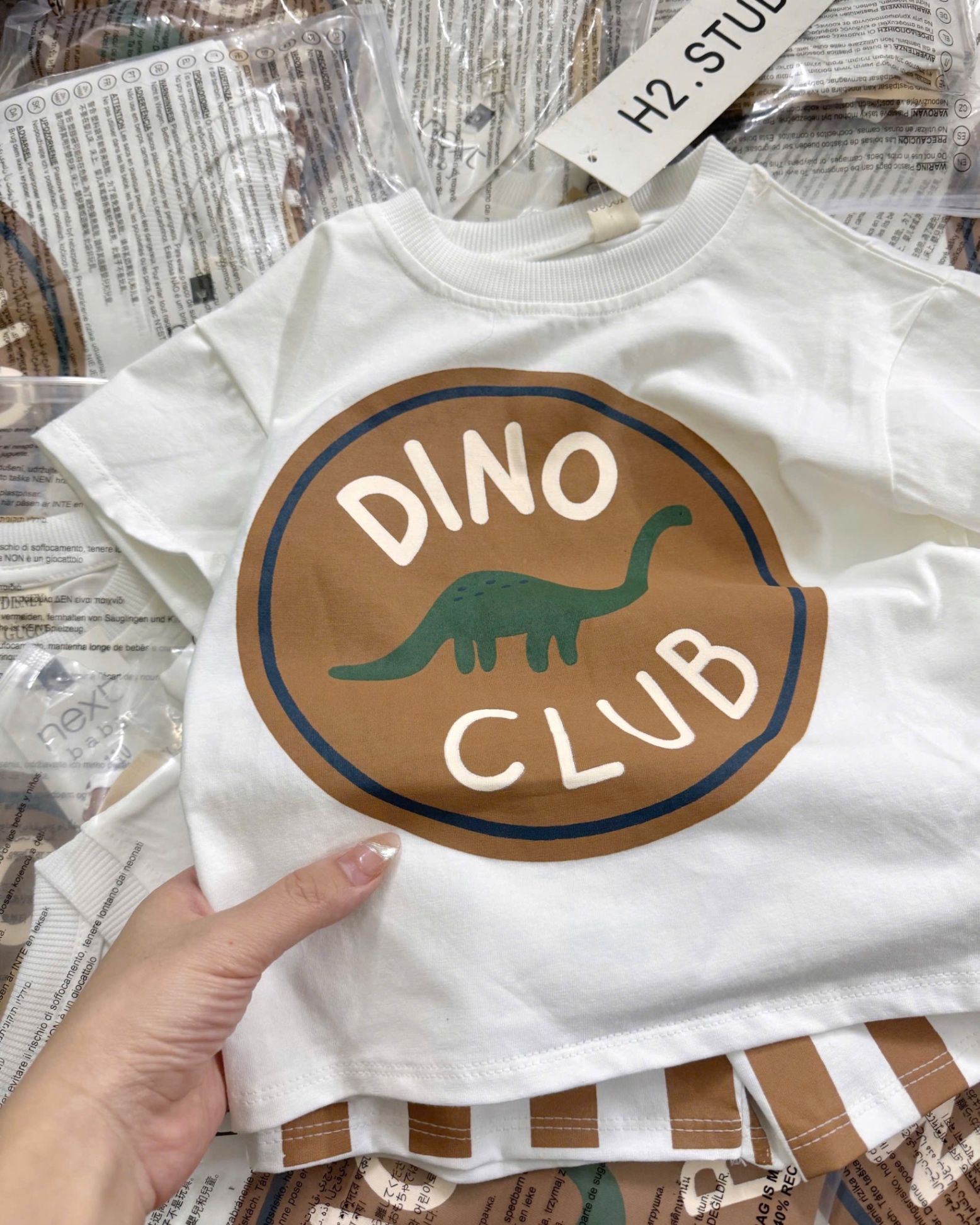 BỘ ĐÙI CỘC TRẮNG QUẦN SỌC CHỮ DINO