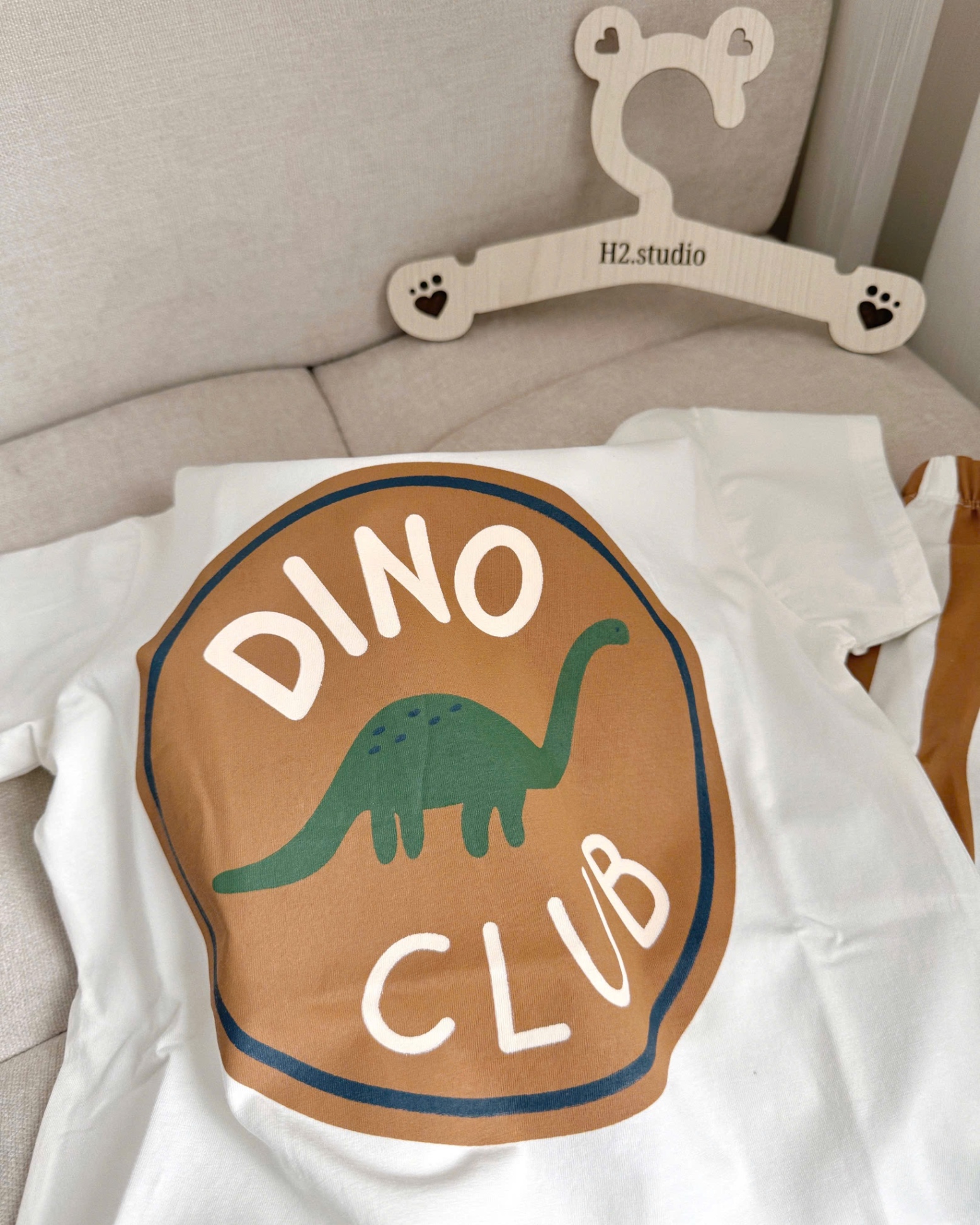 BỘ ĐÙI CỘC TRẮNG QUẦN SỌC CHỮ DINO