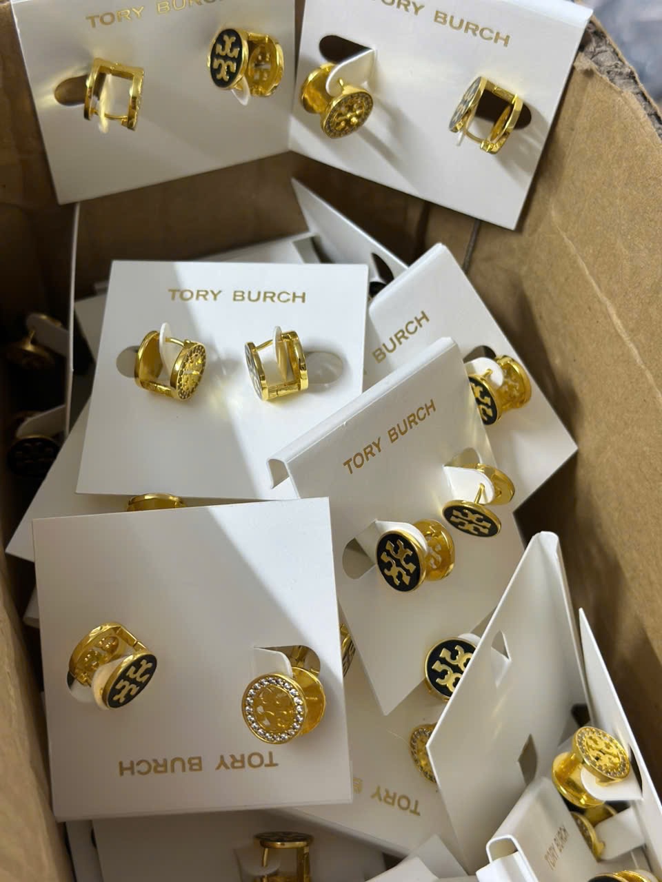 KHUYÊN TAI TRÒN TORY BURCH