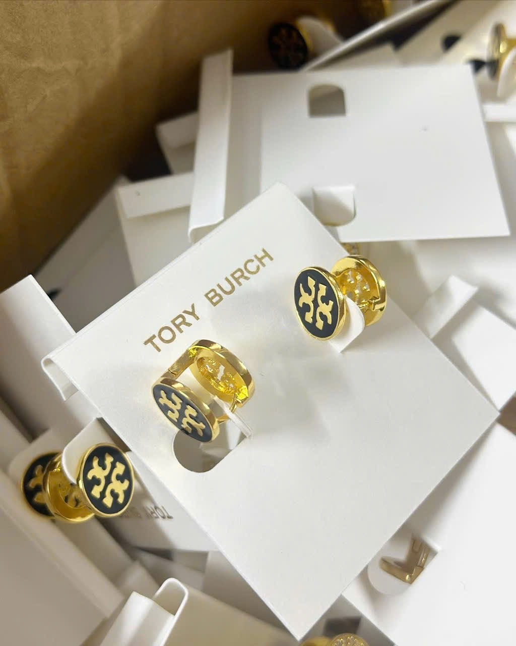 KHUYÊN TAI TRÒN TORY BURCH