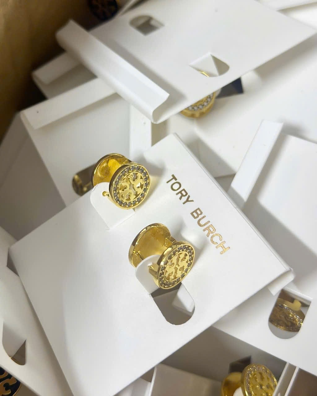 KHUYÊN TAI TRÒN TORY BURCH