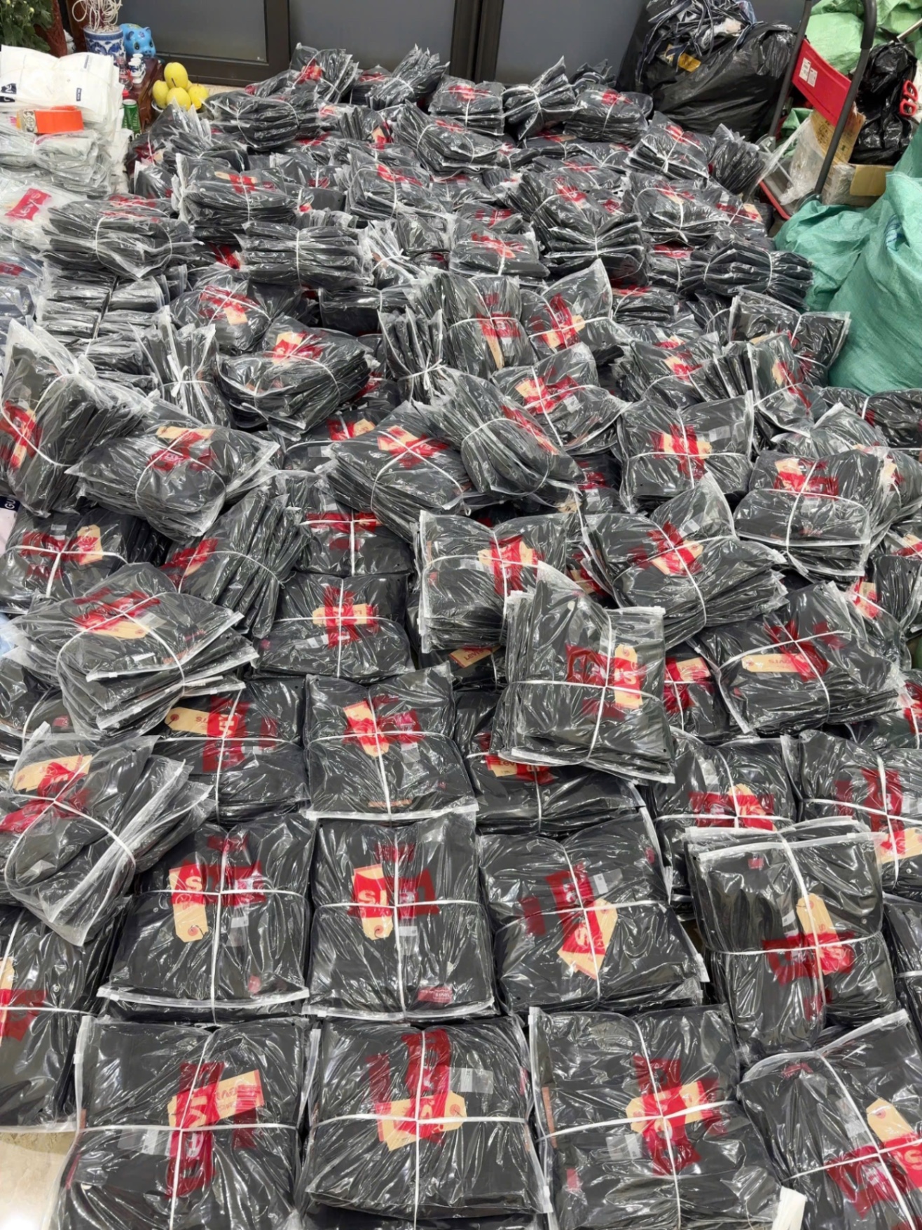 QUẦN JEAN SUÔNG LEVIS MÀU ĐEN XUẤT DƯ