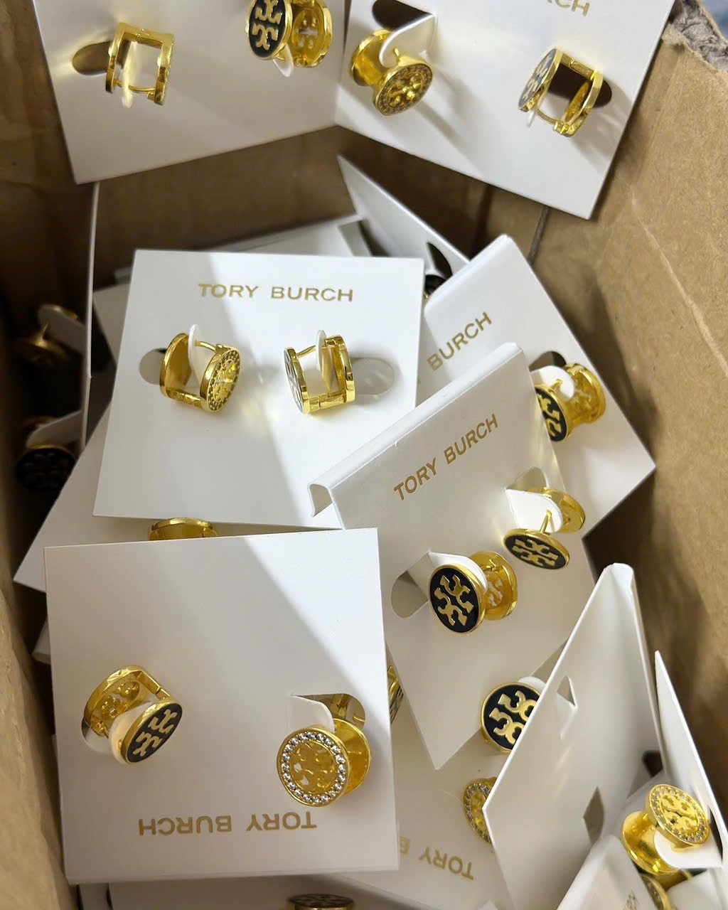 KHUYÊN TAI TRÒN TORY BURCH