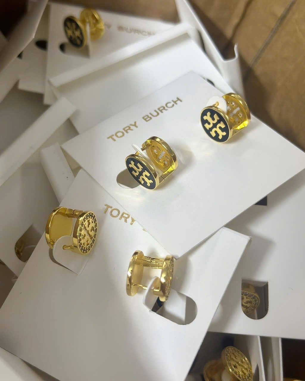 KHUYÊN TAI TRÒN TORY BURCH