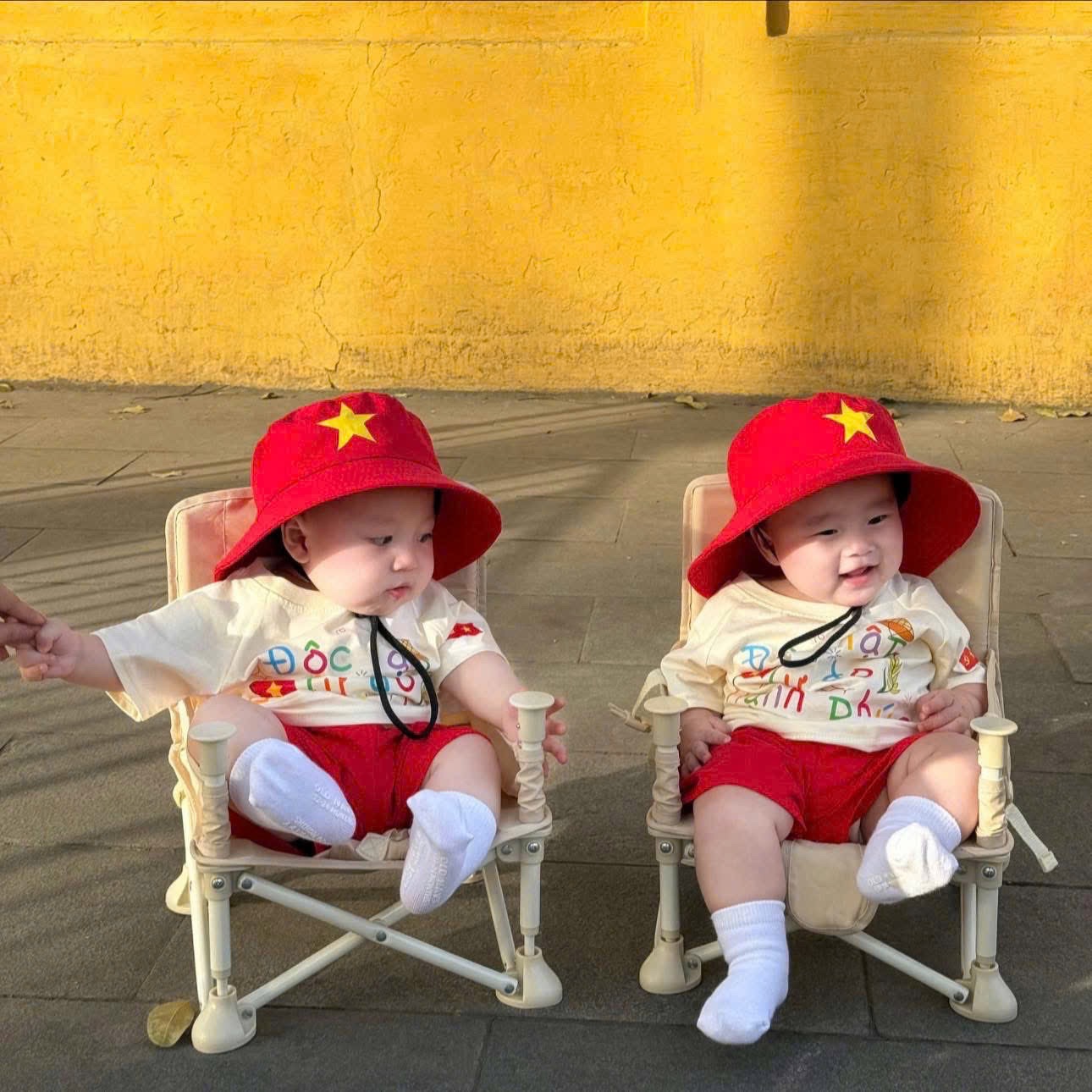 HOT -  SÉT VÂY BỘ ĐỘC LẬP TỰ DO BE KÈM MŨ ĐỎ