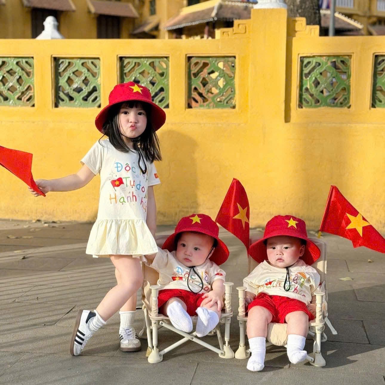 HOT -  SÉT VÂY BỘ ĐỘC LẬP TỰ DO BE KÈM MŨ ĐỎ