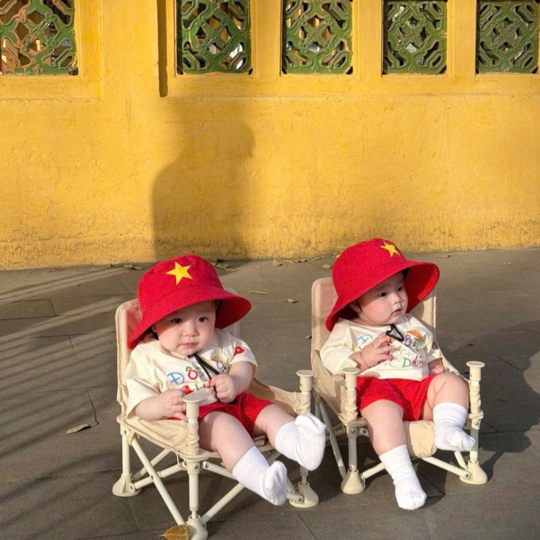 HOT -  SÉT VÂY BỘ ĐỘC LẬP TỰ DO BE KÈM MŨ ĐỎ