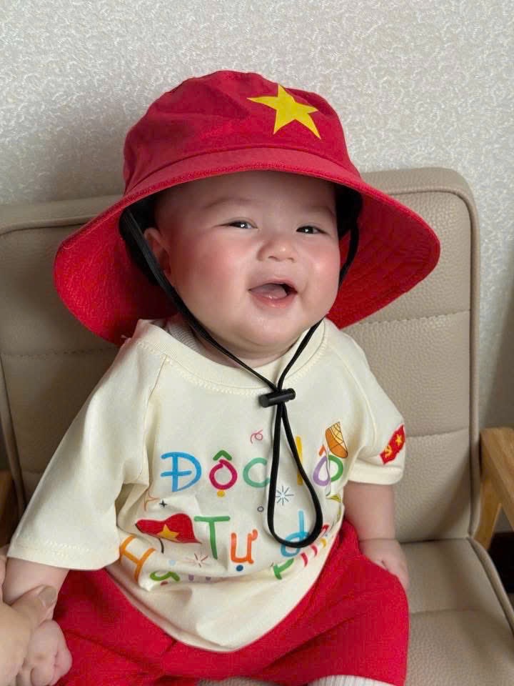 HOT -  SÉT VÂY BỘ ĐỘC LẬP TỰ DO BE KÈM MŨ ĐỎ