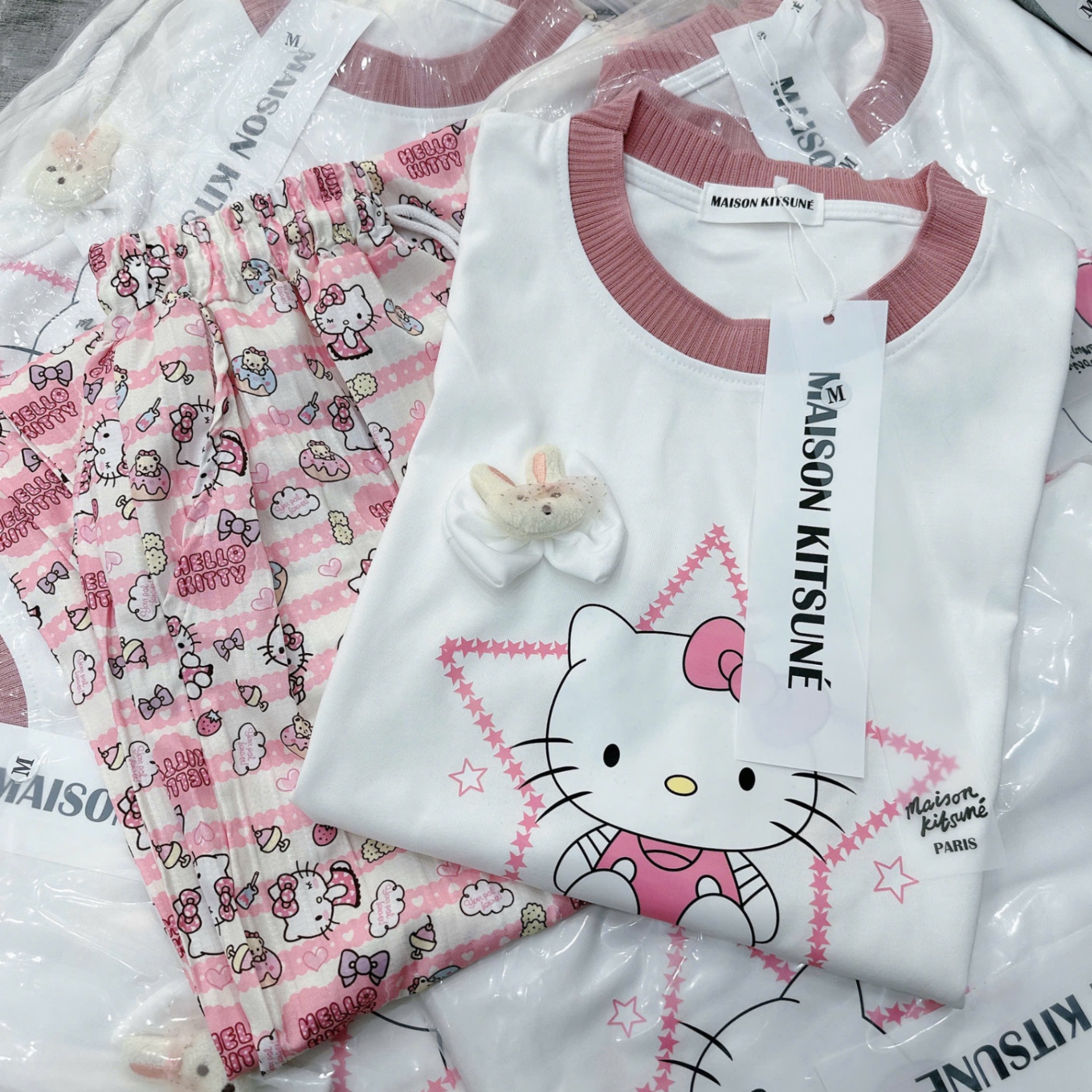 BỘ MÈO KITTY TRẮNG QUẦN BOM MÀU HỒNG
