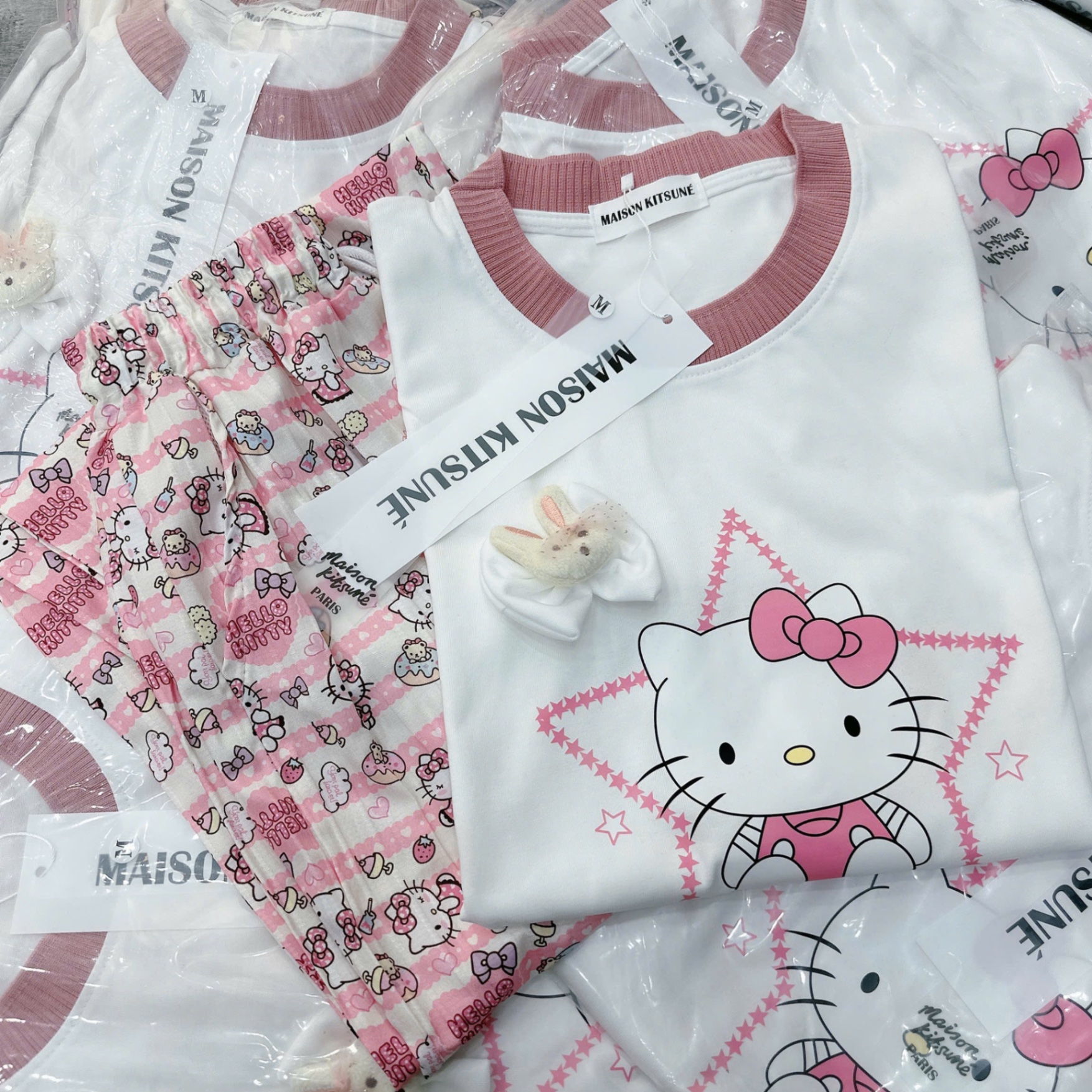 BỘ MÈO KITTY TRẮNG QUẦN BOM MÀU HỒNG