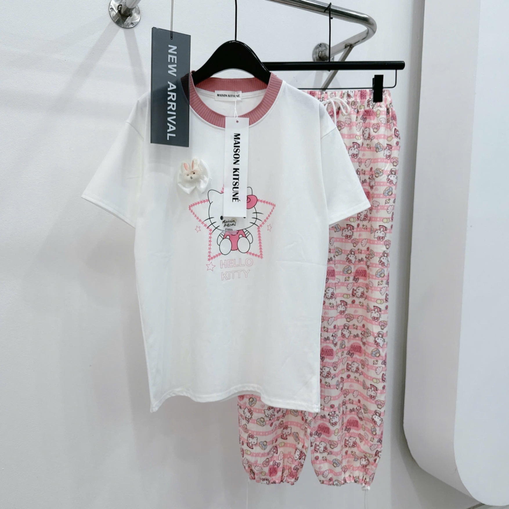 BỘ MÈO KITTY TRẮNG QUẦN BOM MÀU HỒNG