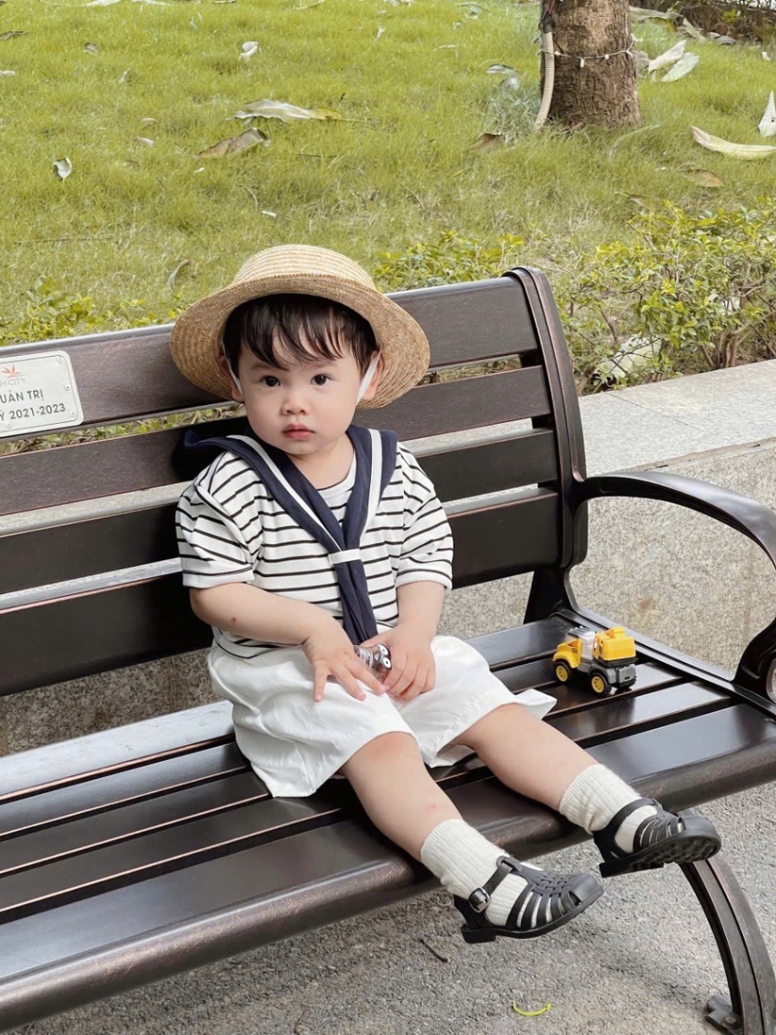 BỘ ĐÙI KẺ QUẦN TRẮNG KÈM KHĂN